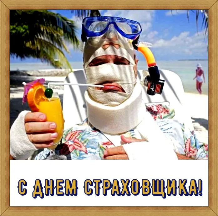 Открытка День страховщика - Мужчина с трубкой и апельсином на фоне моря | Красивая открытка #32
