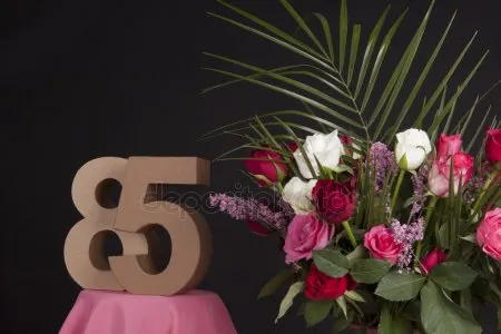Открытка Открытки на 85 лет - Букет роз и цифры 85 на розовой ткани | Красивая открытка #43