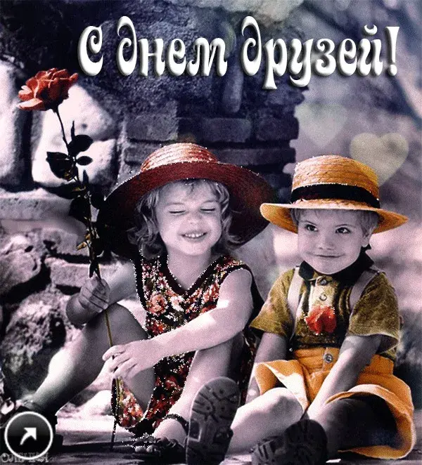 Открытка Международный день друзей - Дети с цветком на фоне черно-белого пейзажа | Красивая открытка #17