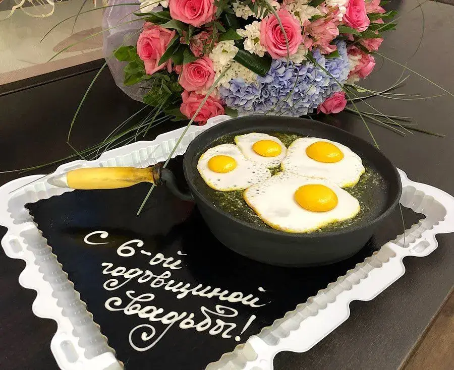 Открытка Чугунная свадьба - Свадебный торт в форме сковороды с яичницей и цветы | Красивая открытка #2